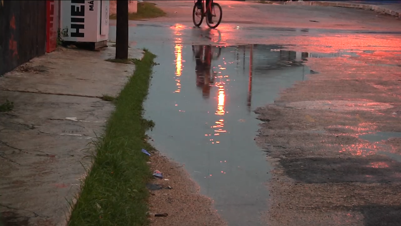 VECINOS REPORTAN FUGA DE AGUA EN EL CENTRO DE MERIDA