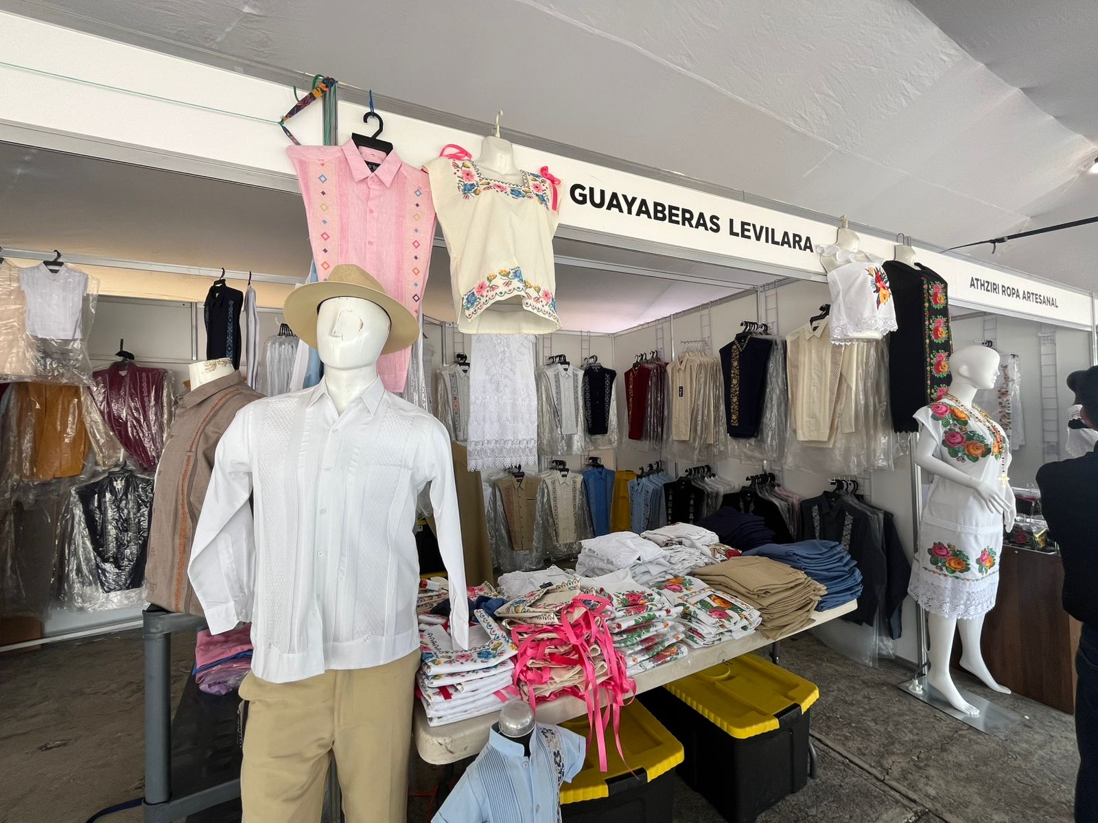 COMIENZA LA FERIA DE LA GUAYABERA EN EL PARQUE DE SANTA ANA