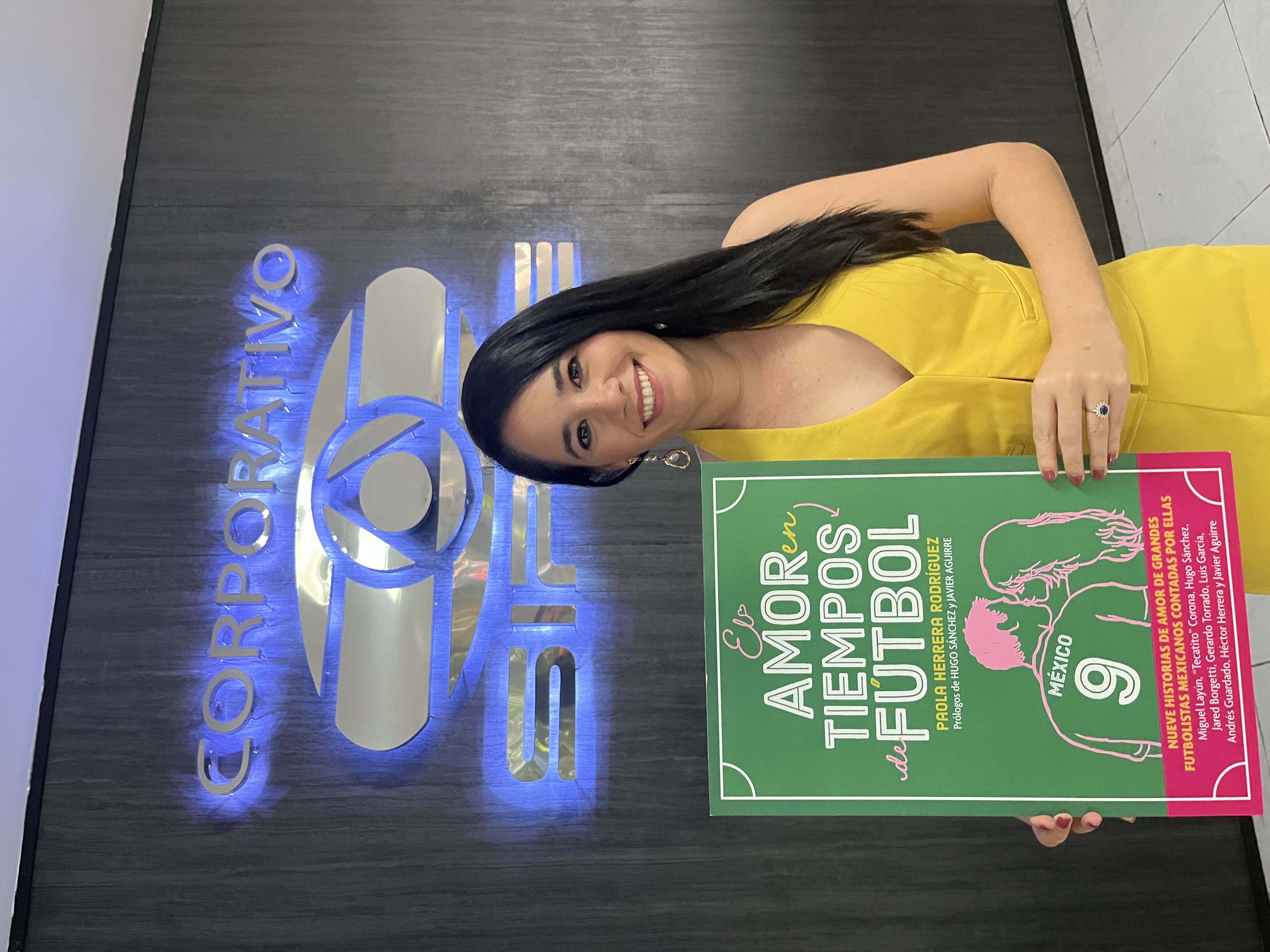 PAO ORGULLOSA DE SU LIBRO