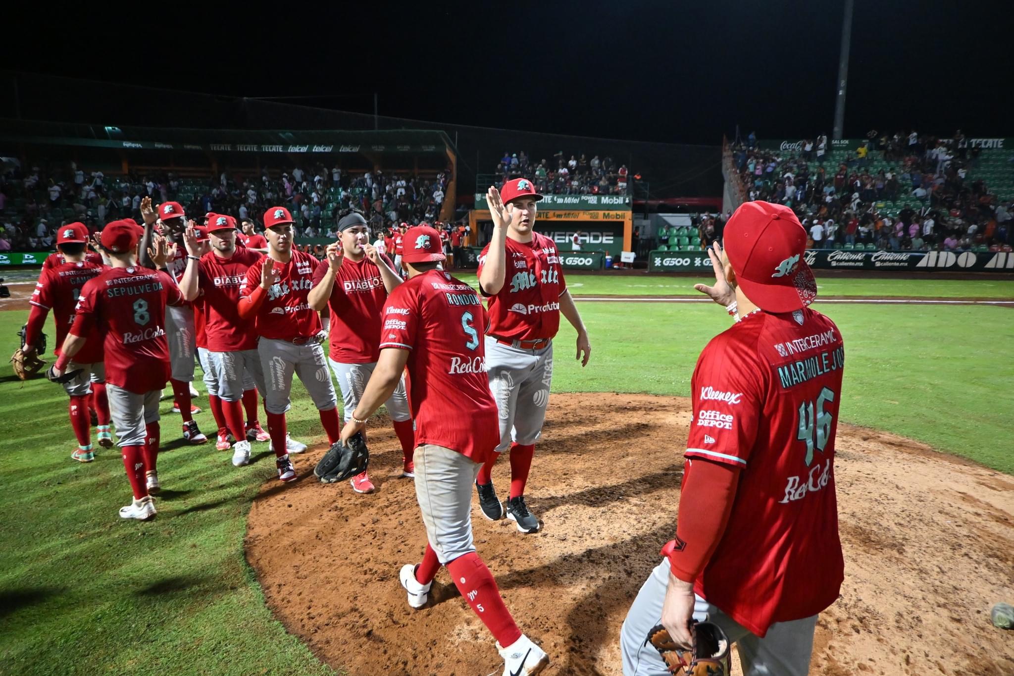 LEONES A EVITAR SER BARRIDOS POR DIABLOS