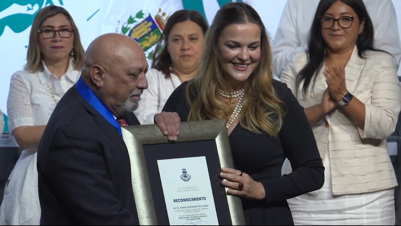 RECONOCEN AL DOCTOR MARIO RUZ CON LA MEDALLA SILVIO ZAVALA VALLADO 