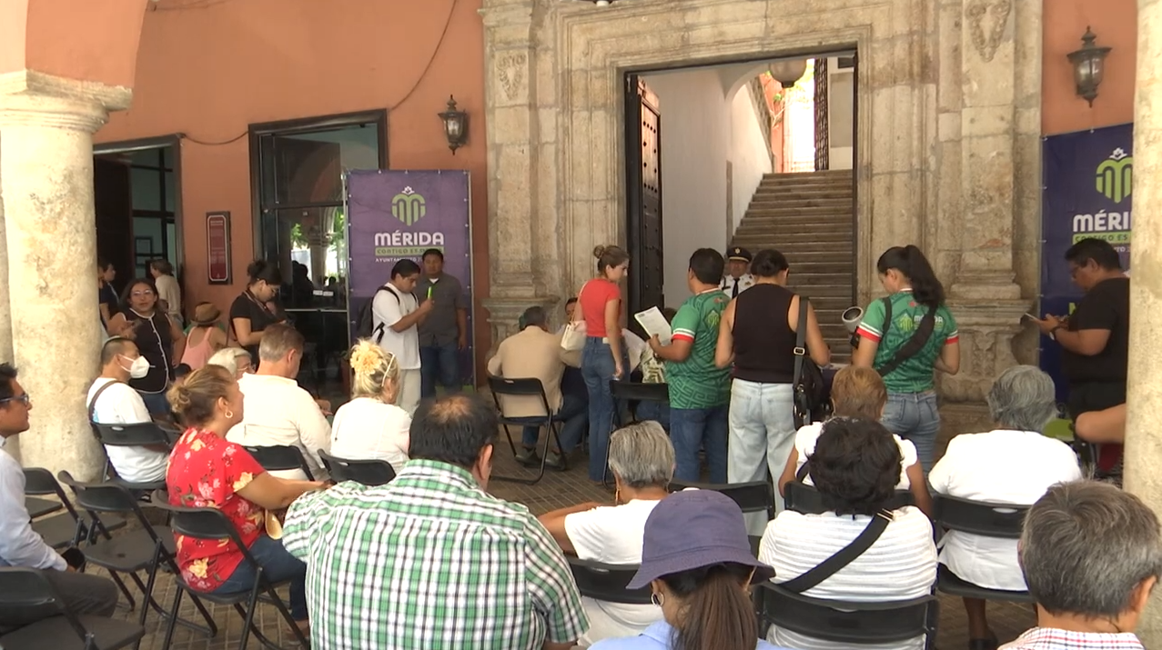 COMO CADA MIERCOLES, CIUDADANOS SON ATENDIDOS POR EL AYUNTAMIENTO DE MÉRIDA