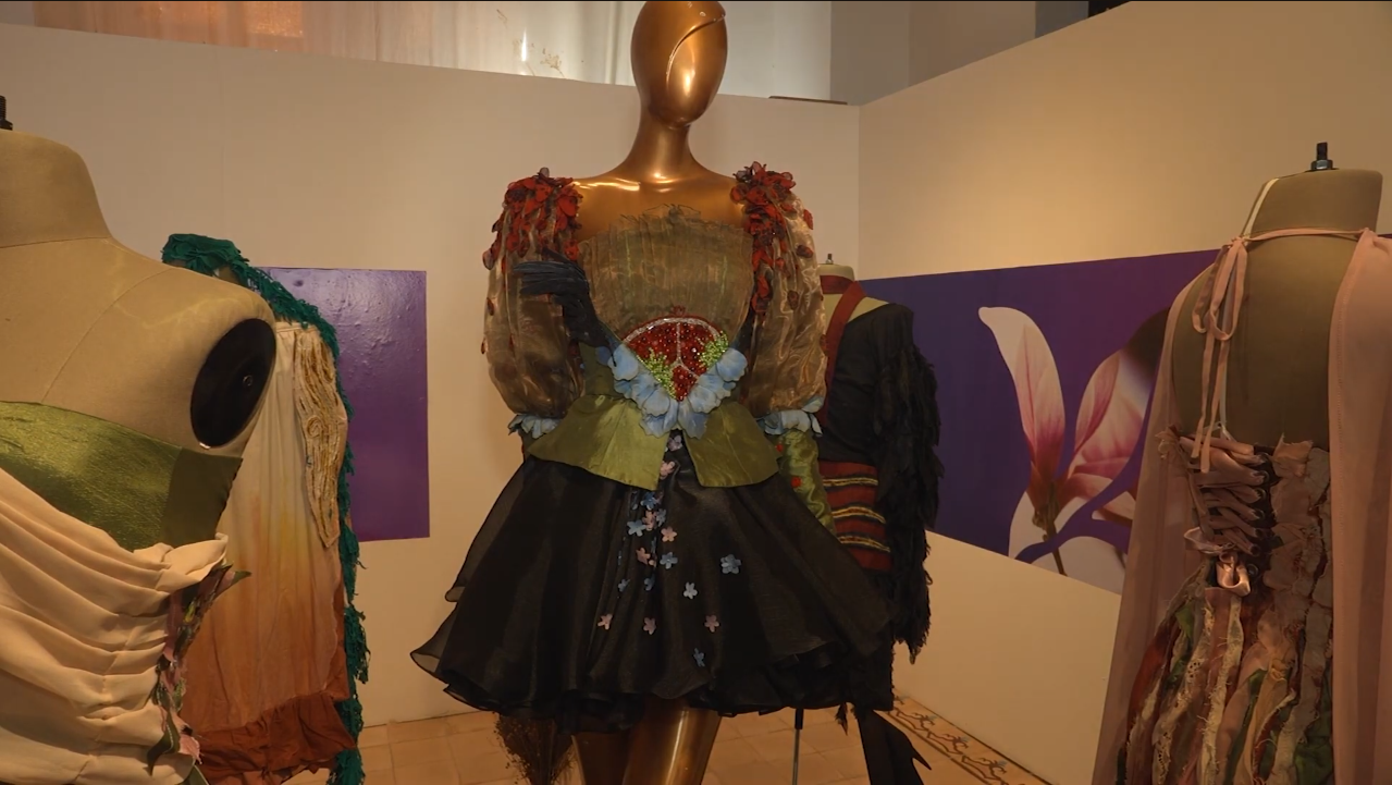 REALIZAN EXPOSICION QUE PONE A LA MODA COMO PUENTE ENTRE LA TRADICIÓN Y LAS NUEVAS GENERACIONES