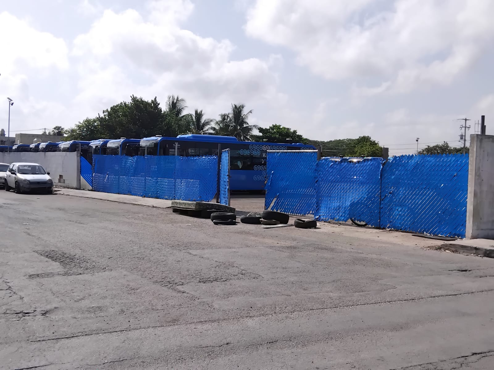 BLOQUEAN VIALIDADES EN EL PONIENTE DE MÉRIDA POR APAGONES; EXIGEN RESPUESTA DE LA CFE
