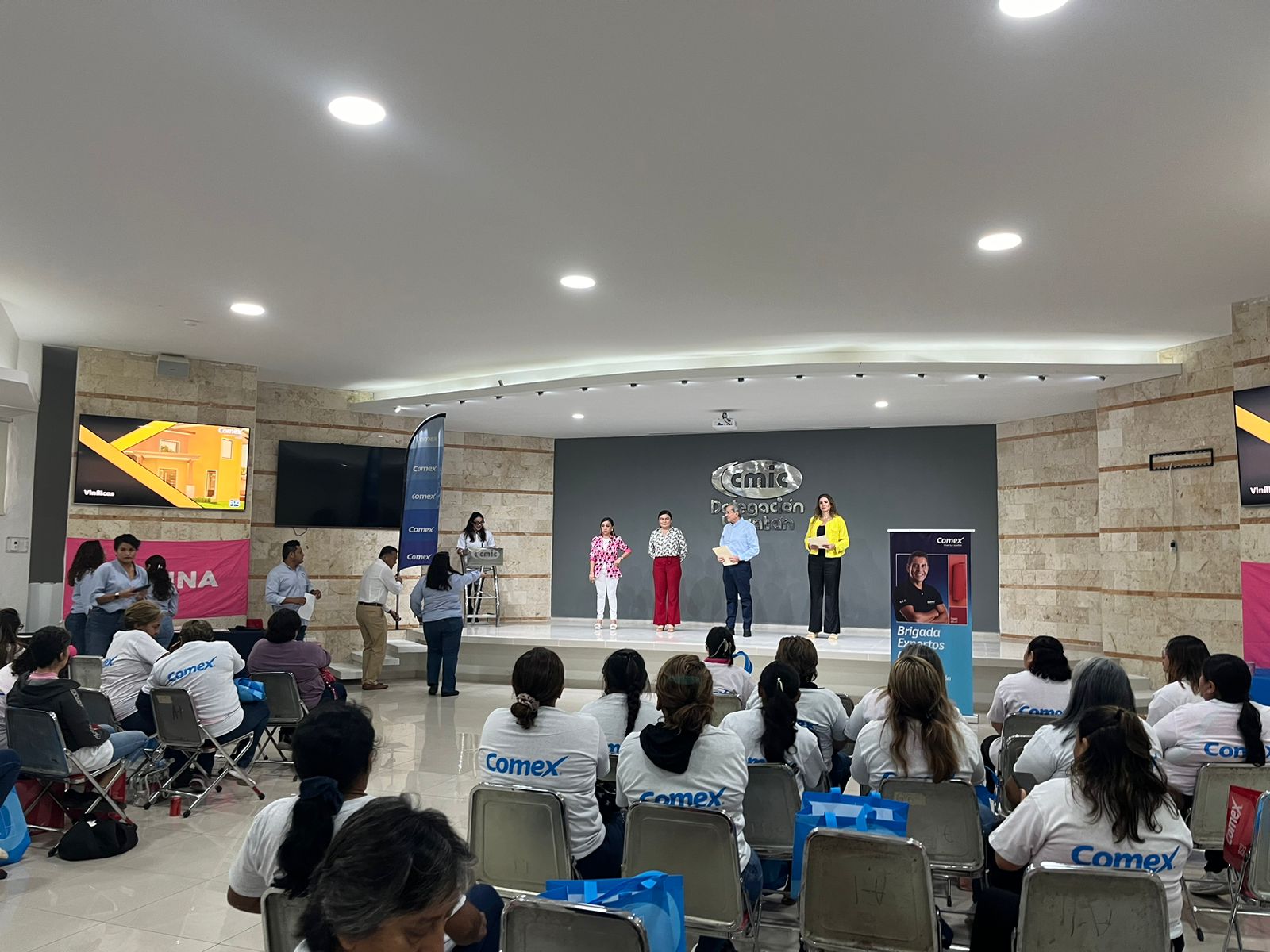 30 MUJERES SE PREPARAN PARA EL MUNDO LABORAL