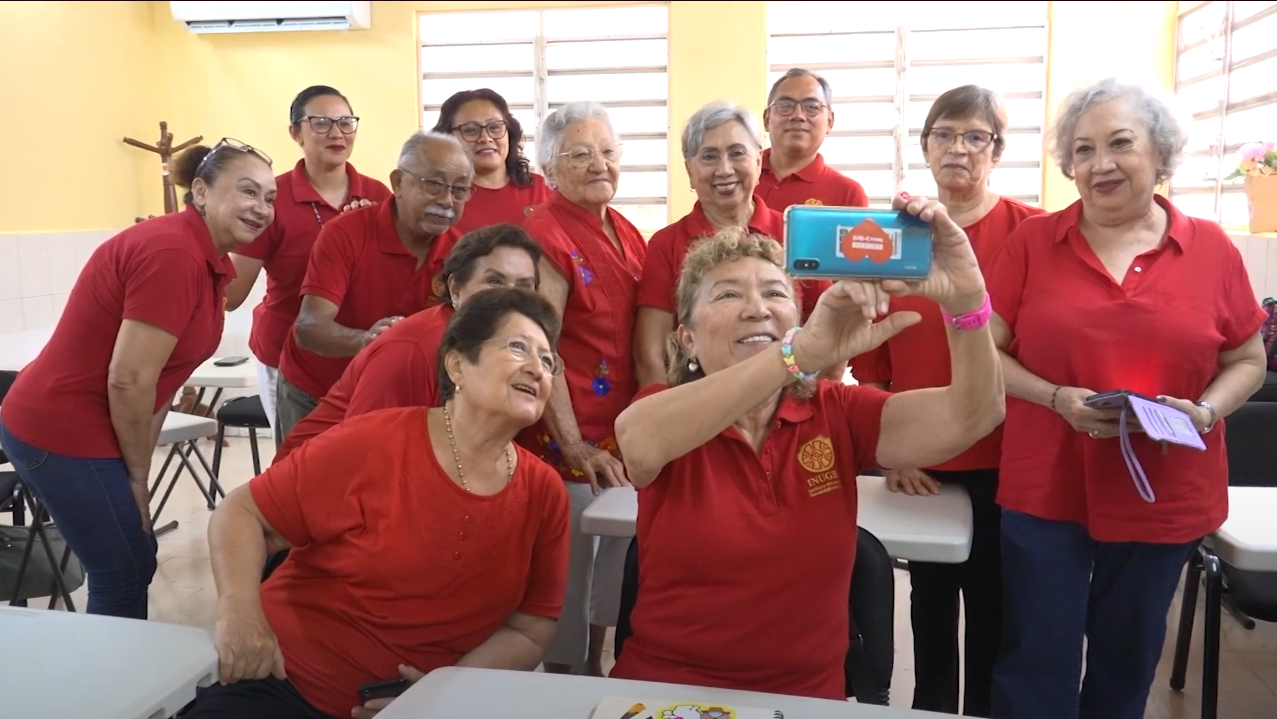 ADULTOS MAYORES SE INVOLUCRAN EN LAS NUEVAS TECNOLOGIAS