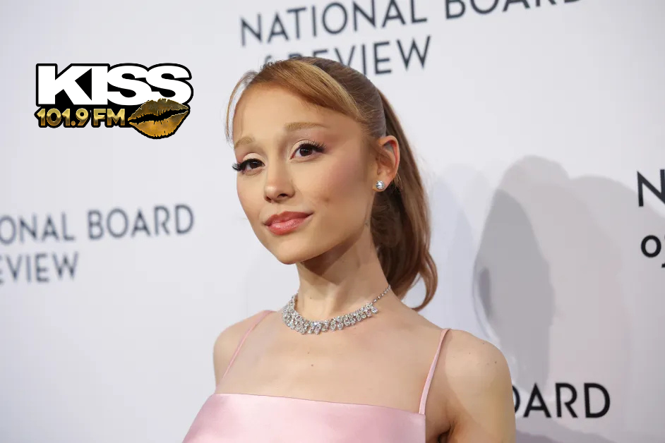 Ariana Grande es reconocida como Compositora del Año.
