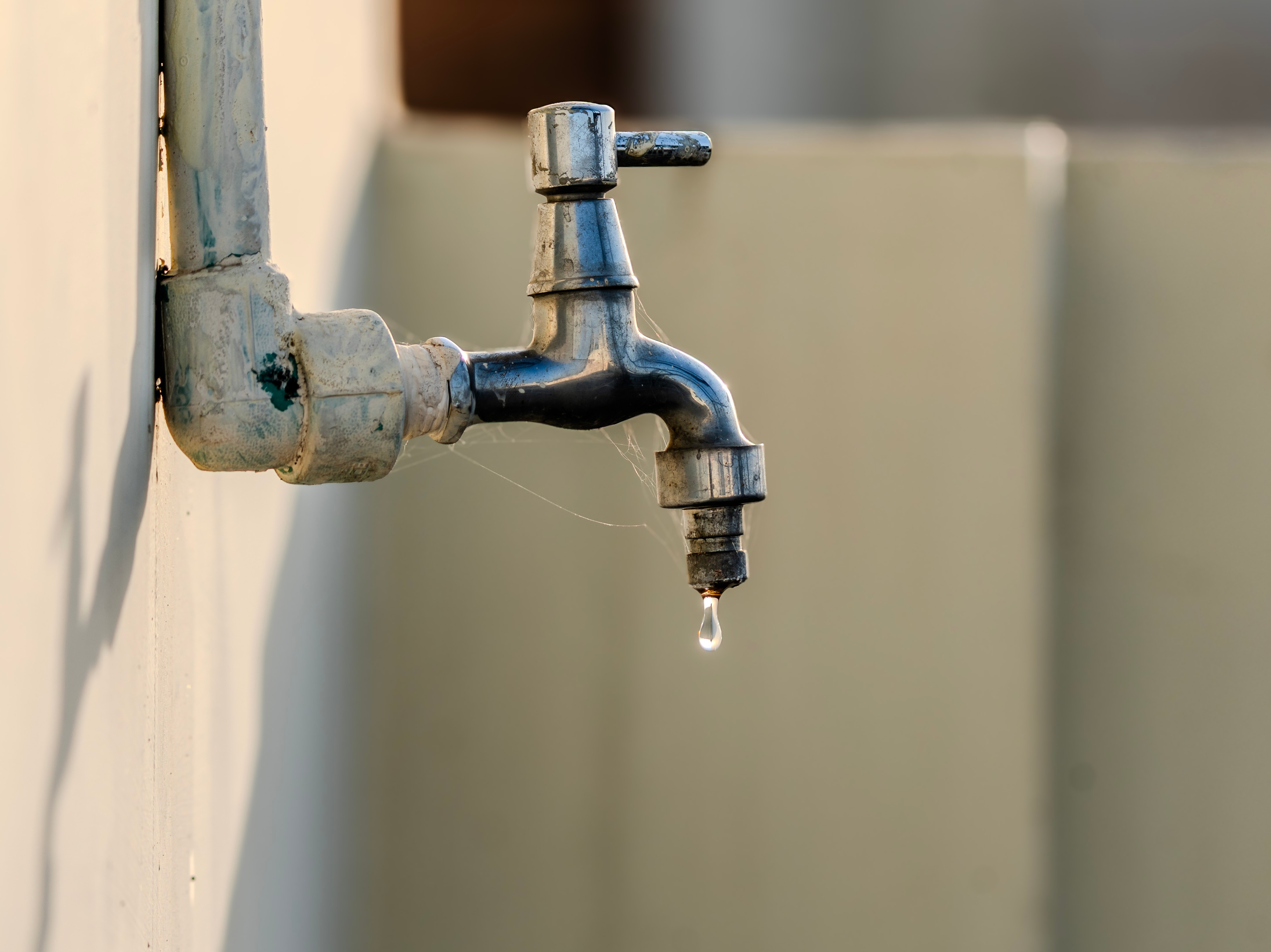 VECINOS SE QUEJAN DE FUGA DE AGUA CON MAS DE UN AÑO DE EXISTENCIA