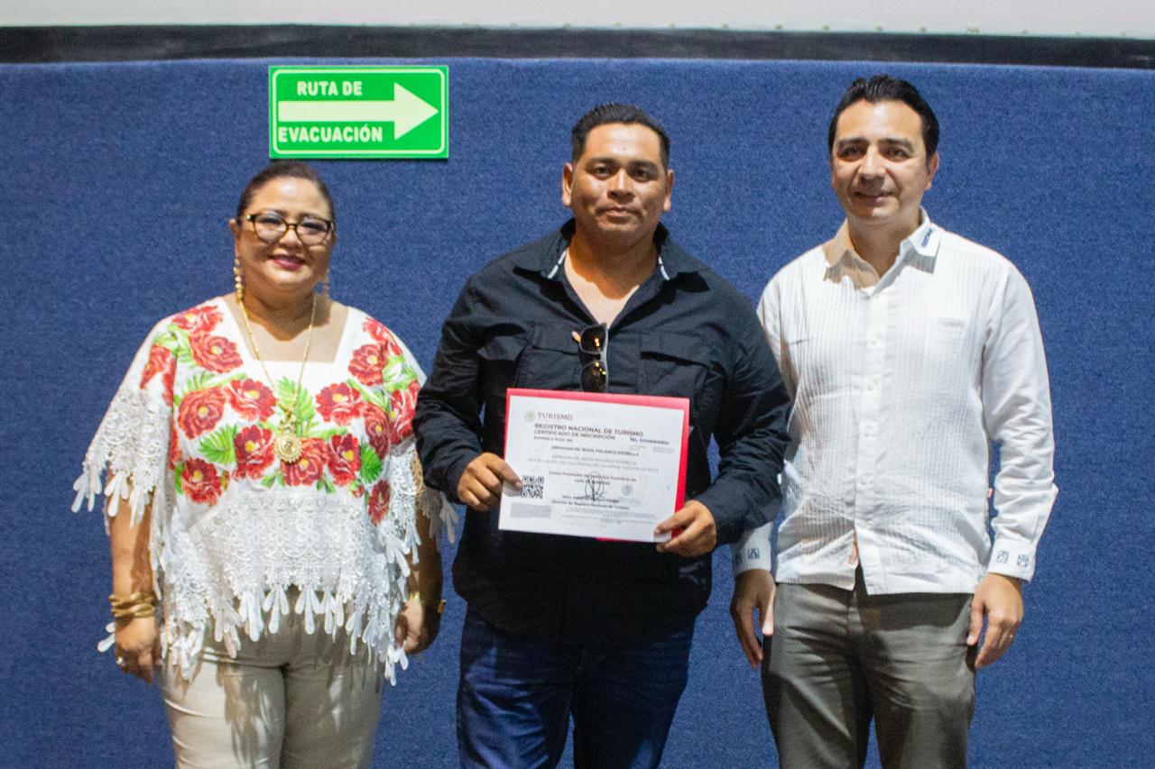 EMPRESAS Y PRESTADORES DE SERVICIOS RECIBEN EL REGISTRO NACIONAL DE TURISMO