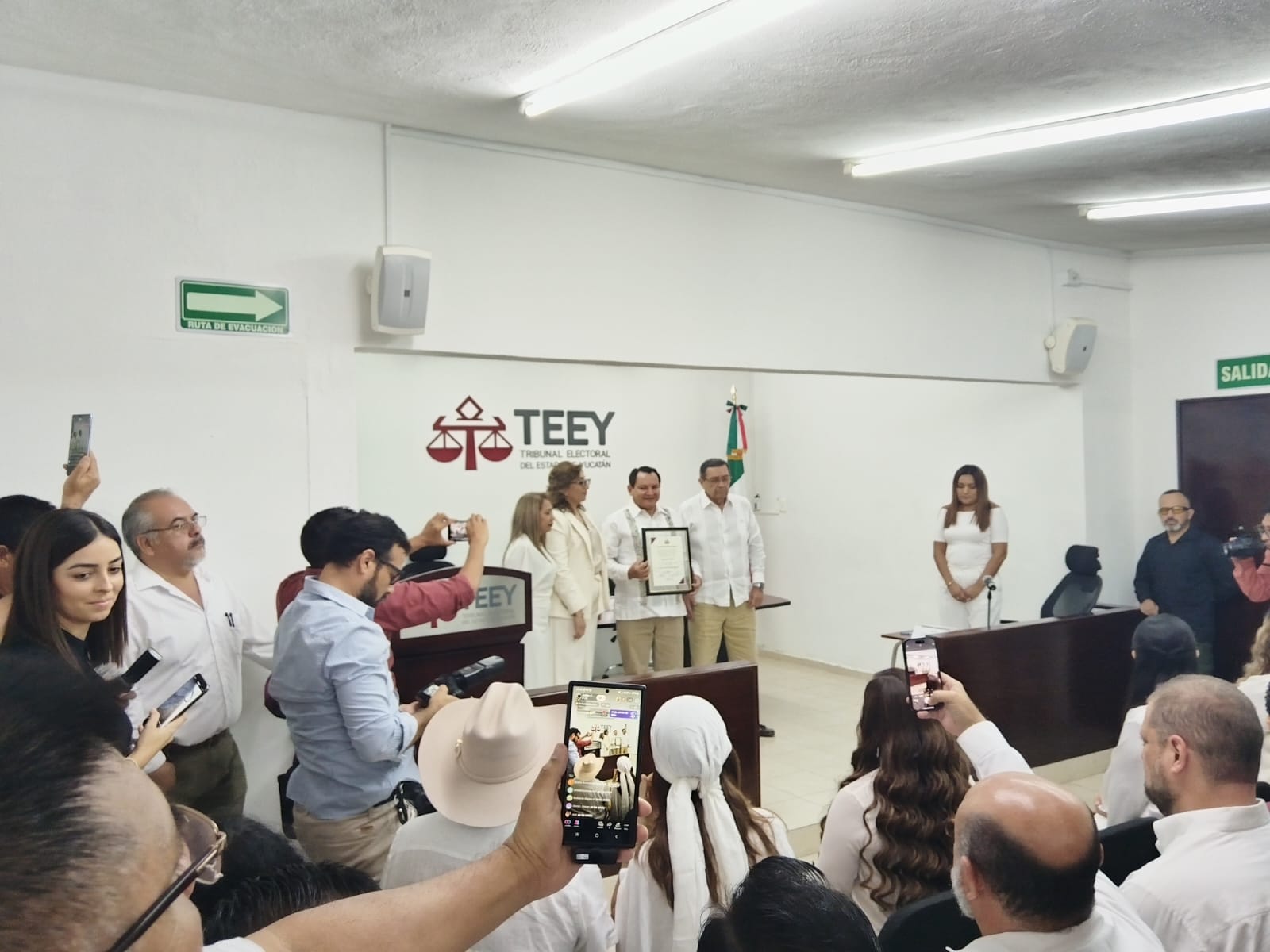 JOAQUÍN DÍAZ MENA RECIBE CONSTANCIA DE GOBERNADOR ELECTO DE YUCATÁN