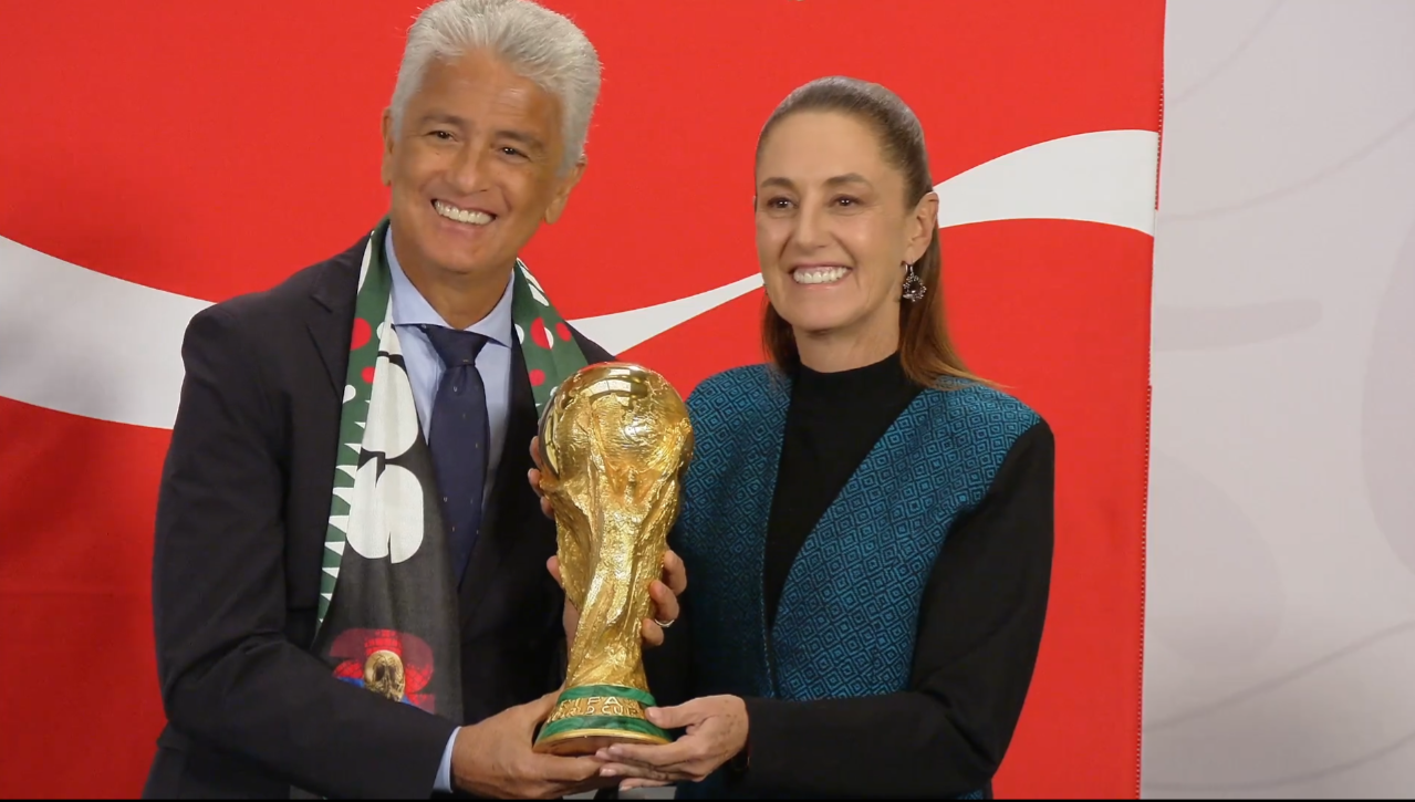 PRESIDENTA DE MÉXICO LEVANTA COPA DEL MUNDO JUNTO A LEYENDA DEL FUTBOL