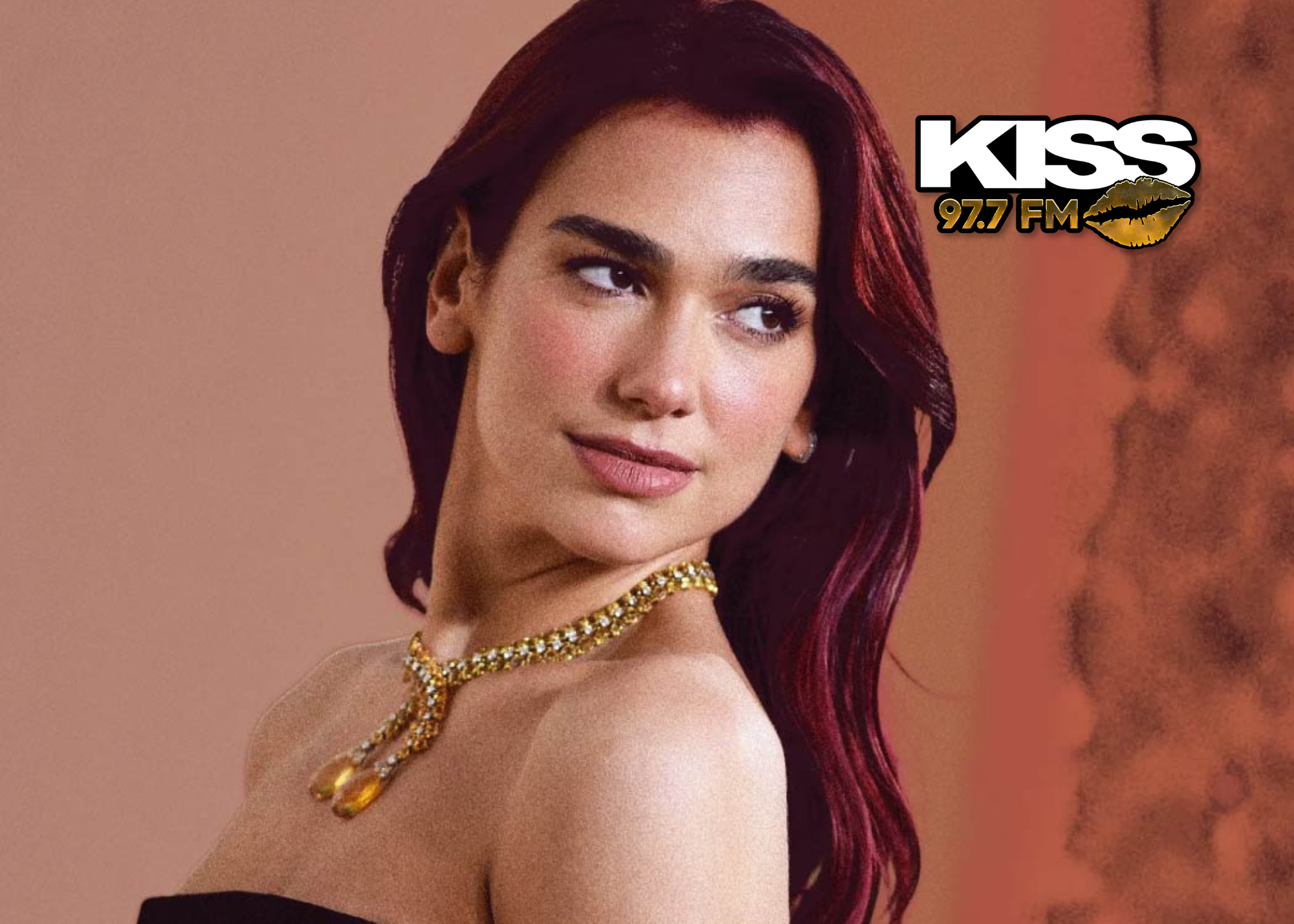 Dua Lipa minivestido y sandalias en Brasil: tendencias de los 90 para 2026
