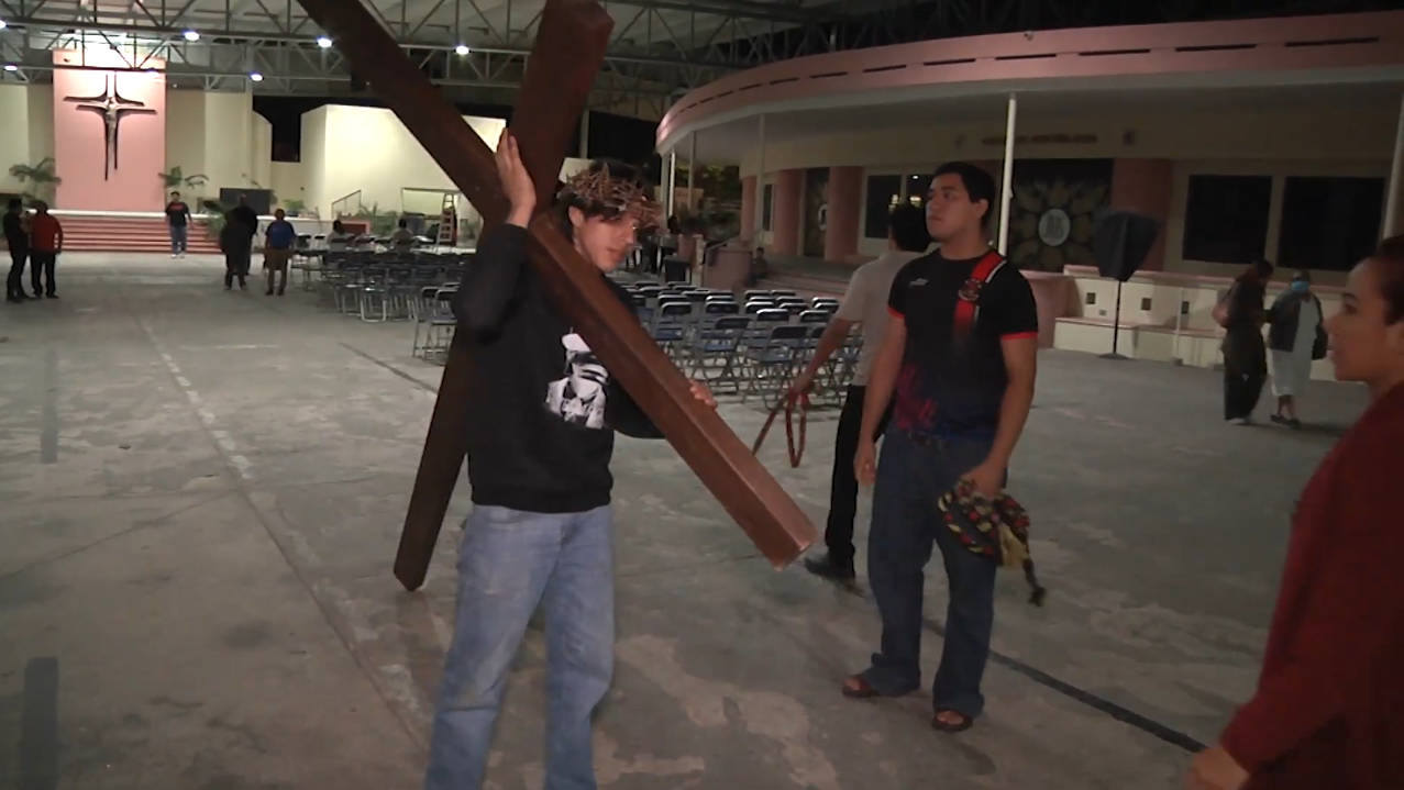JÓVENES DE MÉRIDA AFINAN DETALLES PARA REPRESENTAR EL VIACRUCIS VIVIENTE
