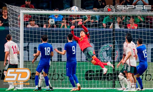 Con doblete de Raúl Jiménez y error de Ochoa, México empata ante Uzbekistán