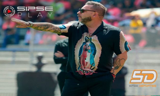 Antonio Mohamed, reportado por utilizar camisa con imagen religiosa.